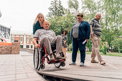 Летние кафе Новосибирска проверили на доступность для людей с ограниченными возможностями здоровья