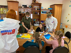 Березовские молодогвардейцы провели мастер-класс для воспитанников реабилитационного центра