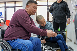 В Штабе общественной поддержки благотворительный фонд «Дари Добро» вручил инвалидные коляски юным параспортсменам
