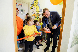 Депутат Мособлдумы Максим Коркин принял участие в открытии первой инклюзивной парикмахерской для особенных детей