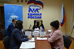 «Единая Россия» провела горячую линию по вопросам оказания помощи женщинам